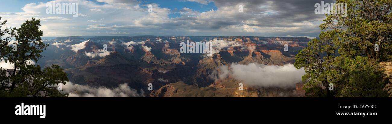 Foto panoramica (41x10inches) del Grand Canyon dalla zona di Yavapai Point sul South Rim con nuvole di sgombero da una tempesta nel Grand CA Foto Stock