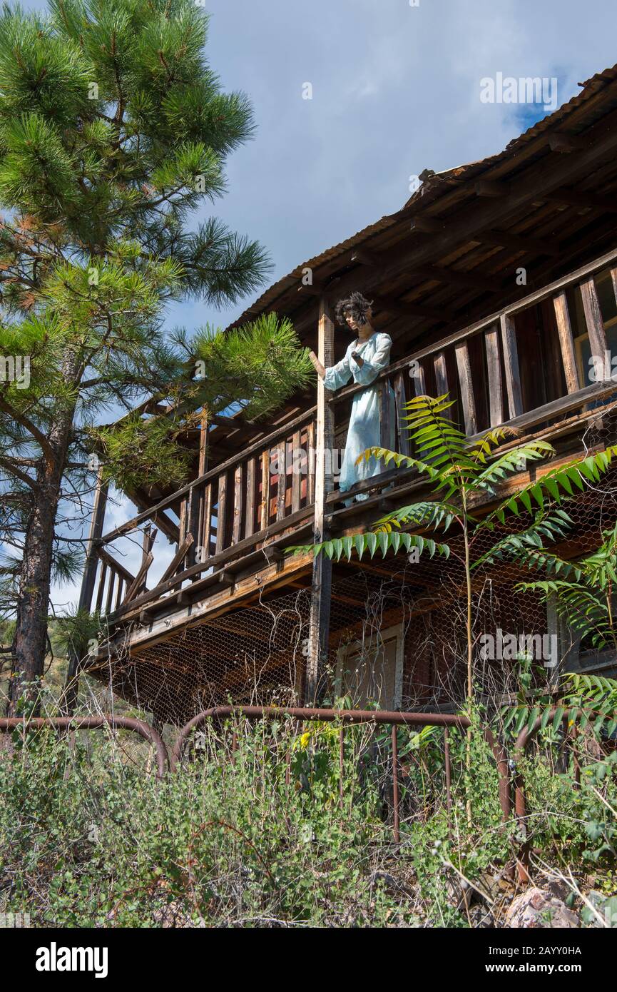 Il bordello presso la storica Gold King Mine e la Ghost Town dal 1890 fuori Jerome in Arizona, Stati Uniti. Foto Stock