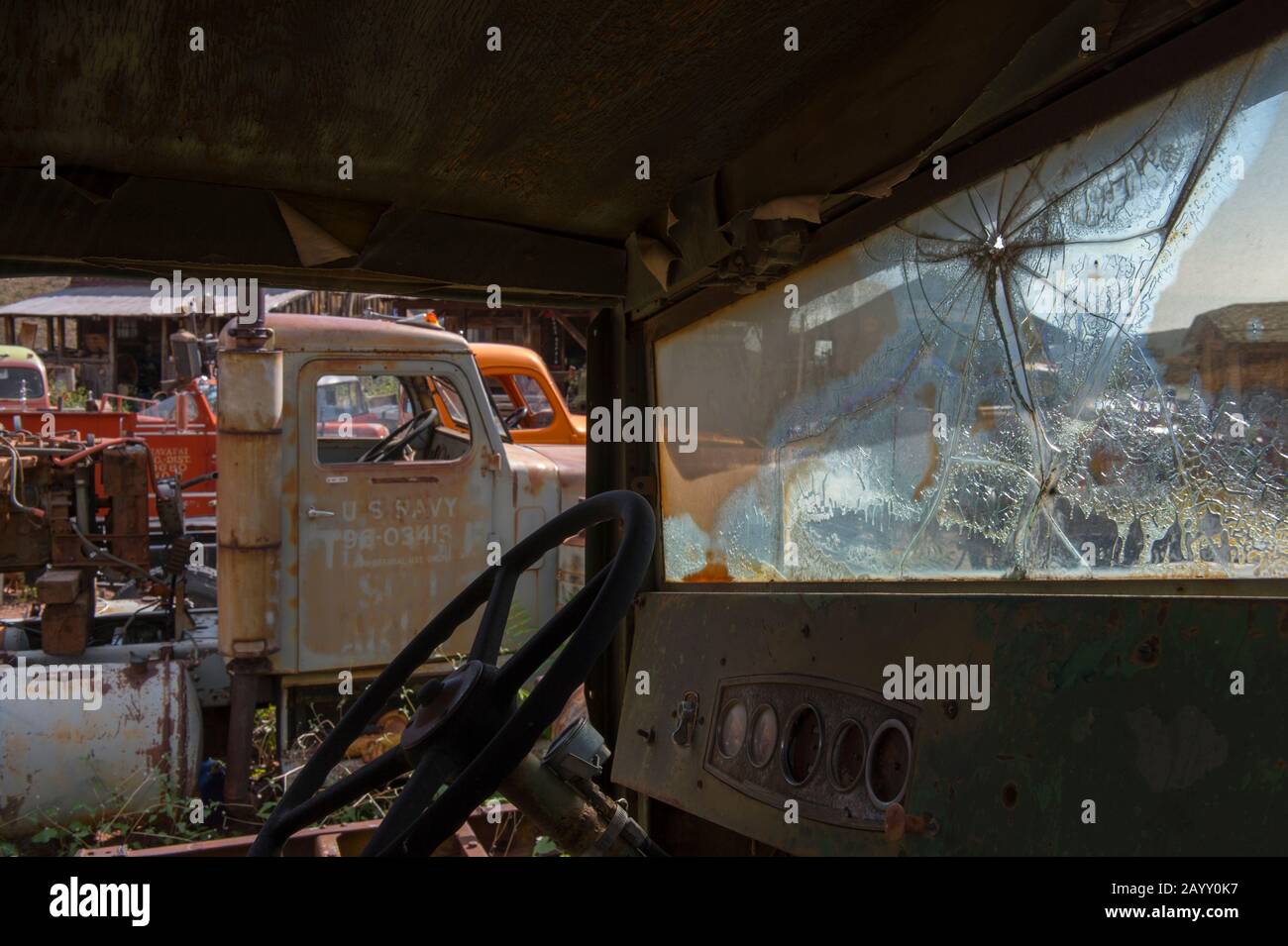 L'interno di un'auto d'epoca con parabrezza rotto presso la storica Gold King Mine e la Ghost Town dal 1890 fuori Jerome in Arizona, Stati Uniti. Foto Stock