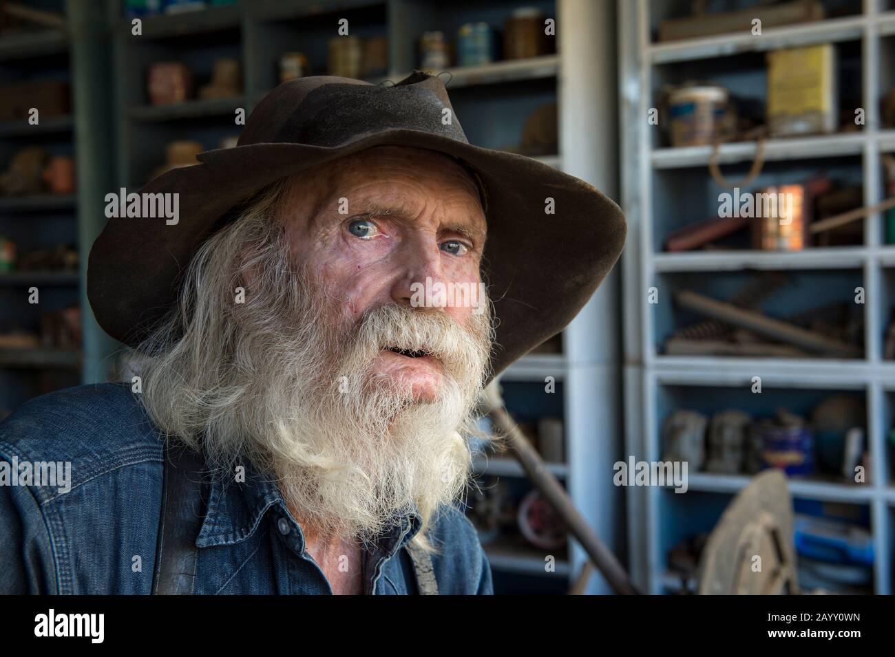 Ritratto di Don Robertson, il proprietario e fondatore della storica Gold King Mine e Ghost Town dalla 1890s fuori Jerome in Arizona, Stati Uniti. Foto Stock