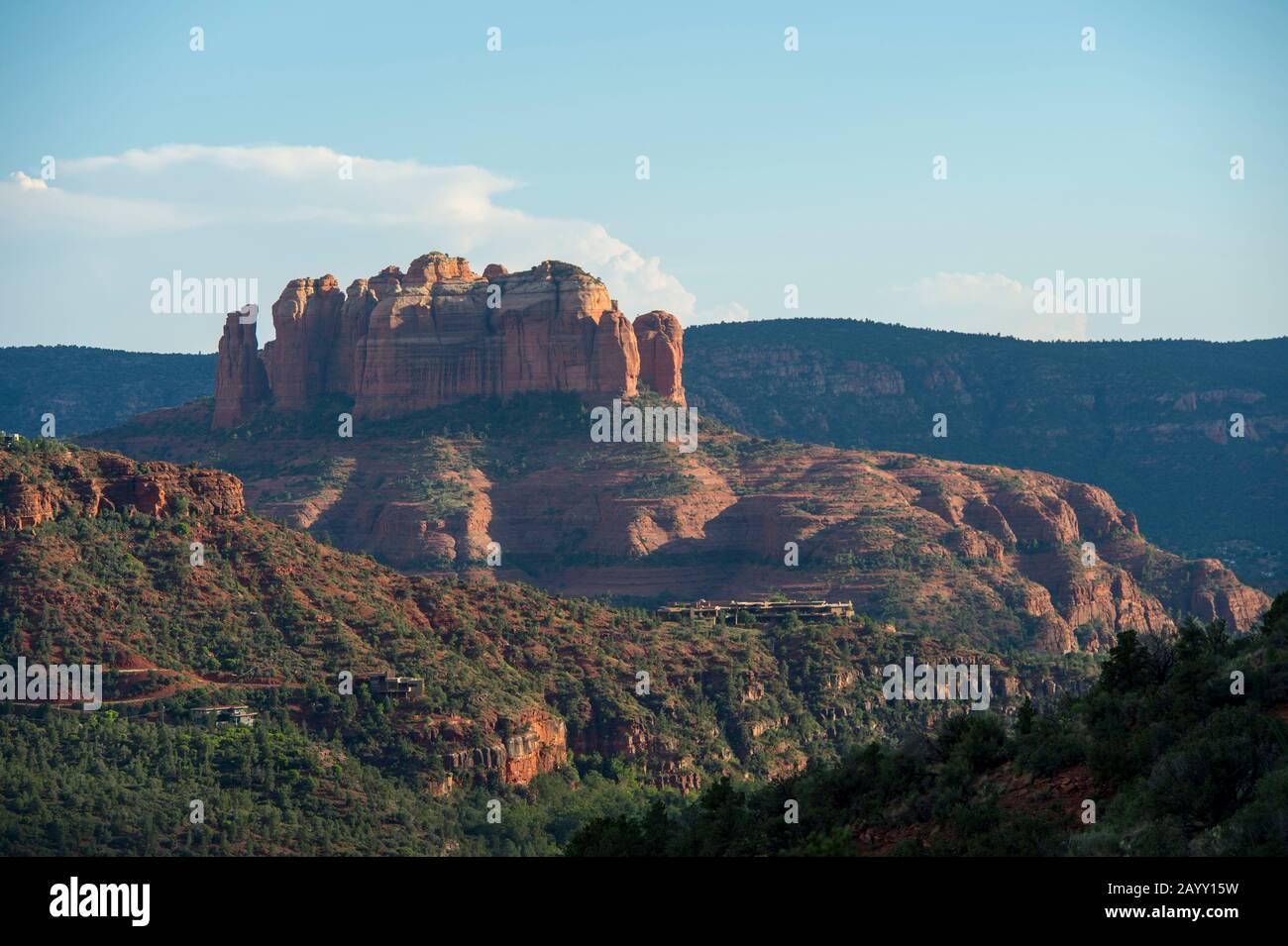 Vista della Cathedral Rock dall'Airport Mesa Loop Trail a Sedona, Arizona, Stati Uniti. Foto Stock