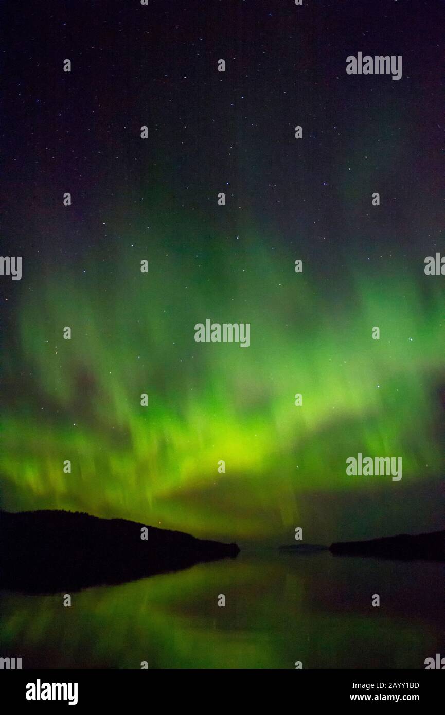 Northern Lights over Frederick Sound nel sud-est dell'Alaska, Stati Uniti. Foto Stock