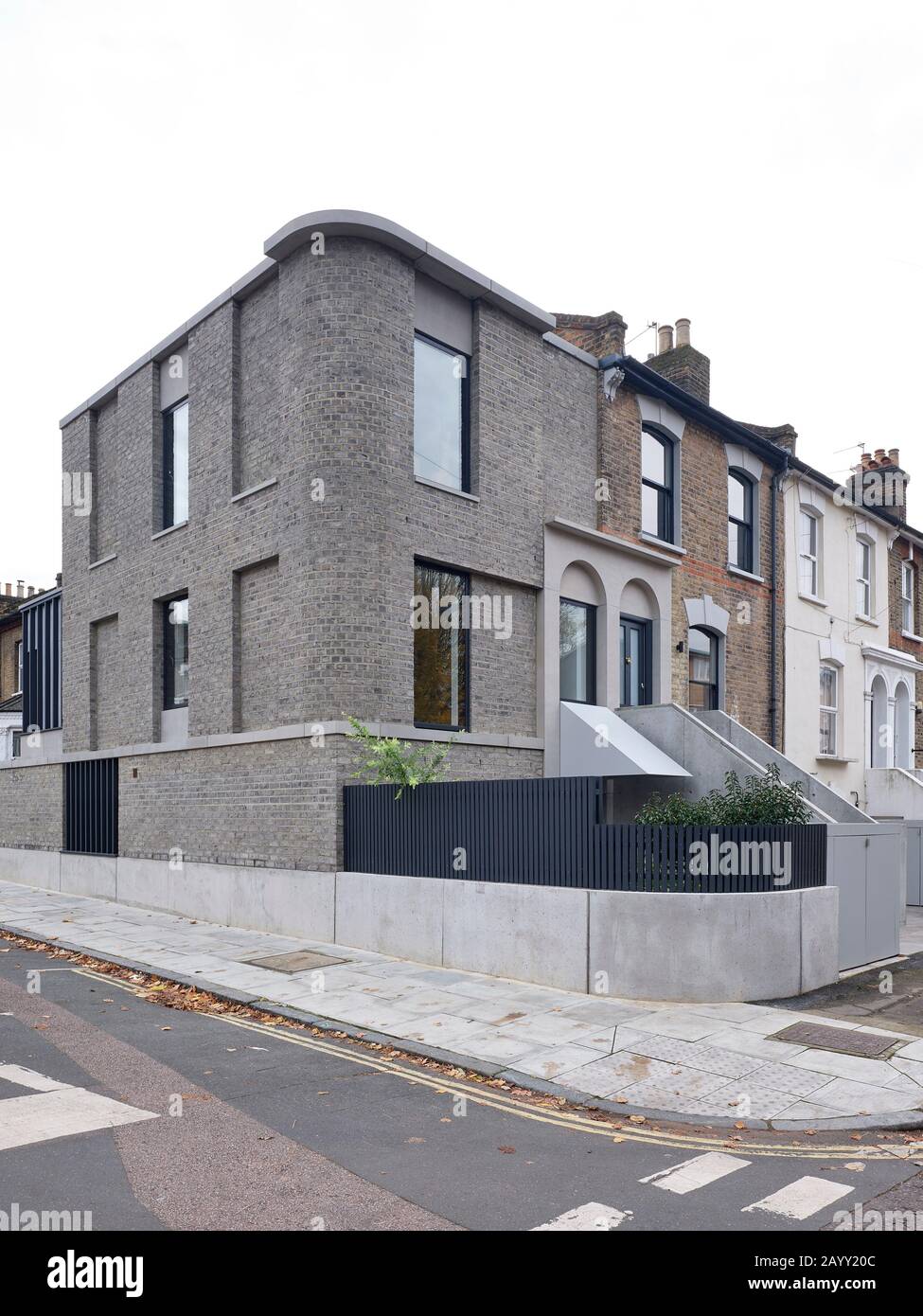 Altezza angolare dell'edificio dall'altra parte della strada. Corner House, Londra, Regno Unito. Architetto: 31/44 Architetti, 2019. Foto Stock