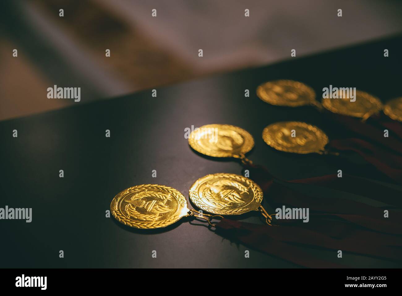 Medaglie d'oro per le persone di successo nel business che riescono a raggiungere i loro obiettivi con impegno. Foto Stock