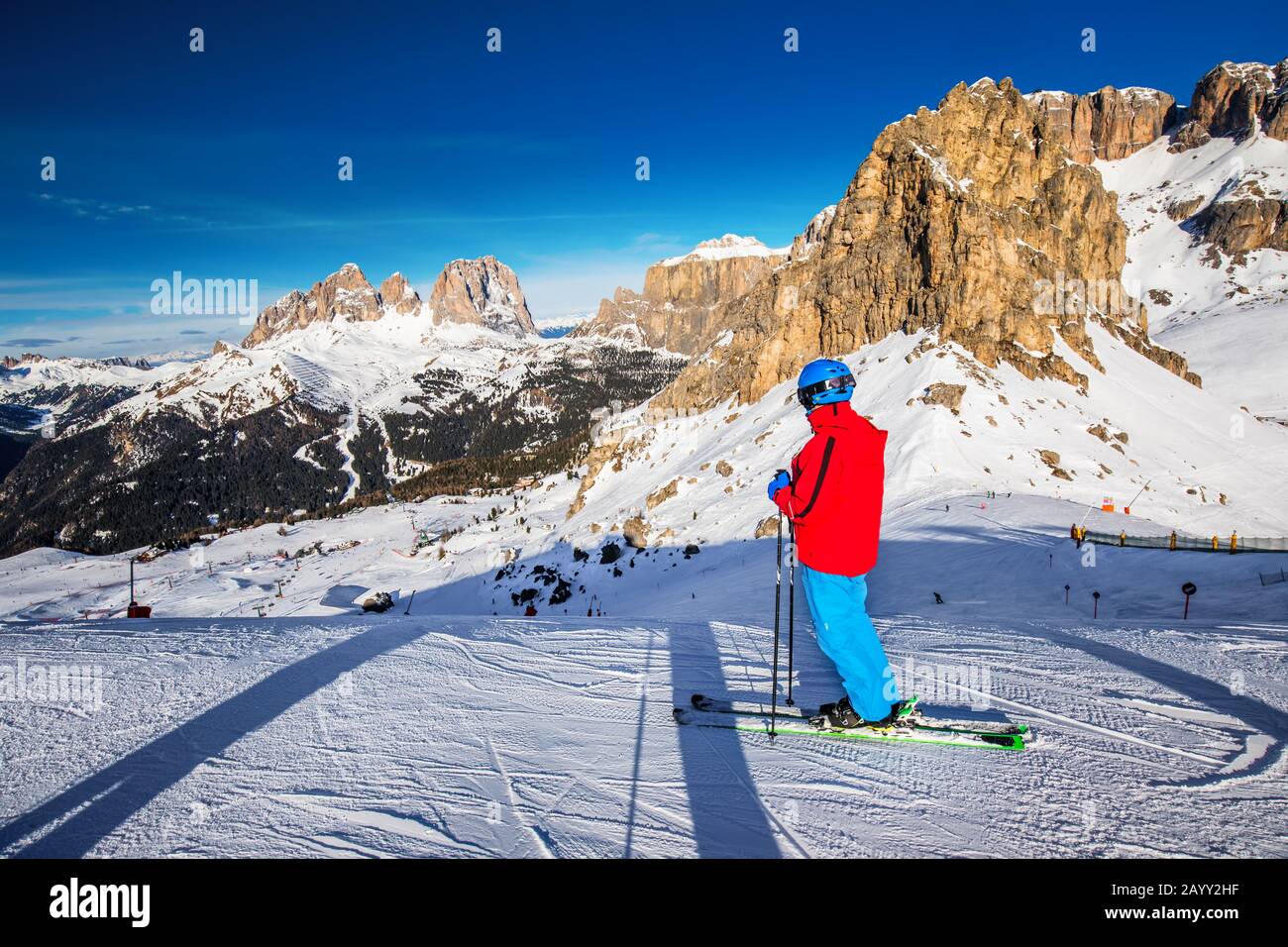 Giovane uomo pronto per sciare nella località sciistica di Dolomity, Italia. Foto Stock