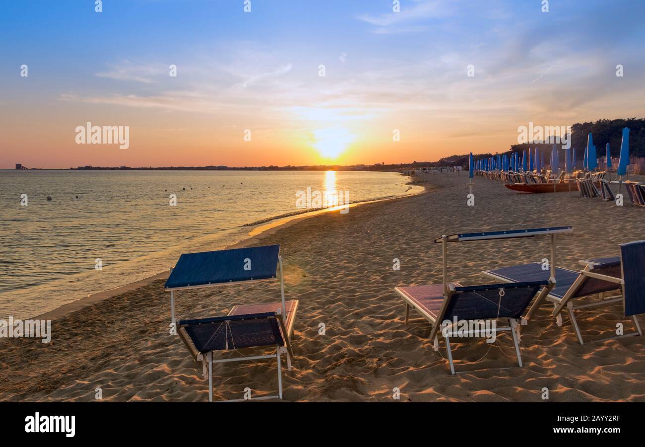 Le più belle spiagge di sabbia della Puglia. Costa del Salento: Litorale al sole. Spiaggia di Porto Cesareo. ITALIA (Lecce). Foto Stock