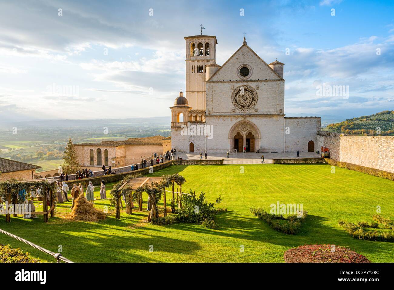 Natale ad Assisi, Basilica di San Francesco con il Presepe di Natale.  Provincia Di Perugia, Umbria, Italia Foto stock - Alamy
