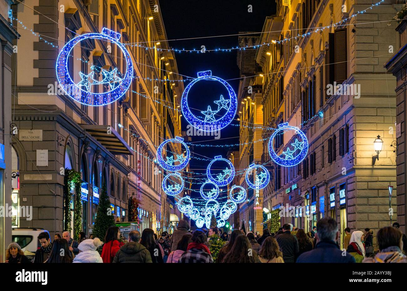 Firenze illuminata di sera durante il periodo natalizio, Toscana, Italia. Foto Stock