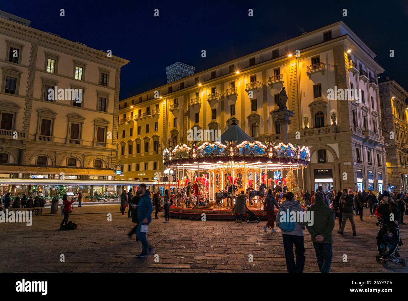 Firenze illuminata di sera durante il periodo natalizio, Toscana, Italia. Foto Stock