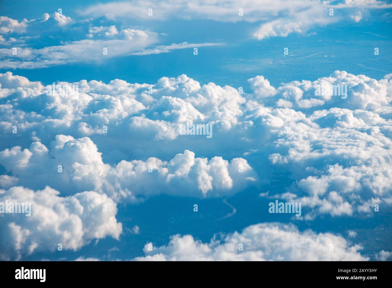 Vista aerea dal piano sopra le nuvole Foto Stock