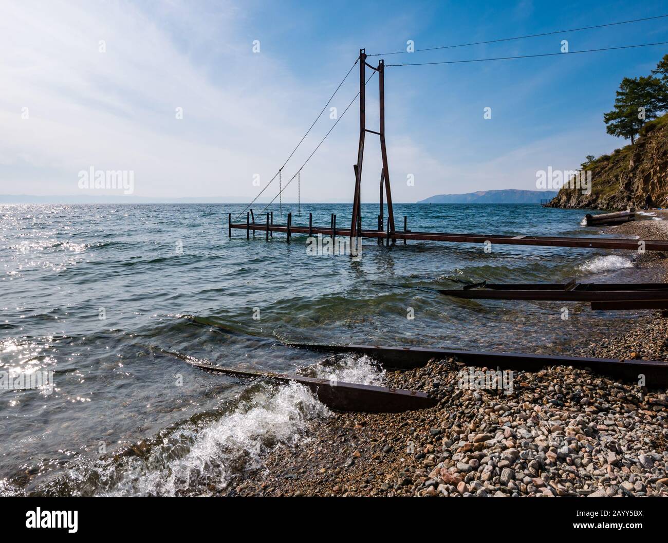 Molo e runner per il lancio delle barche, Kamennyy Beach, Lake Baikal, Irkutsk Region, Siberia, Russia Foto Stock