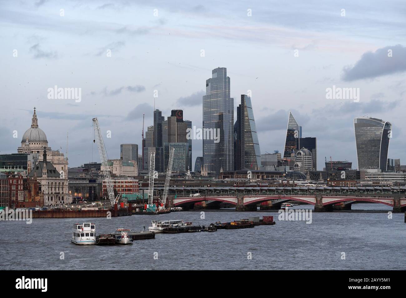 Una vista dello skyline di Londra preso dal Waterloo Bridge, che mostra la Cattedrale di St Paul, la Torre 42, 22 Bishopsgate, il Leadenhall Building (conosciuto anche come Cheesegrater) e 20 Fenchurch Street (conosciuto anche come Walkie Talkie). Foto PA. Data Immagine: Lunedì 17 Febbraio 2020. Photo credit dovrebbe leggere: Kirsty o'Connor/PA Wire Foto Stock