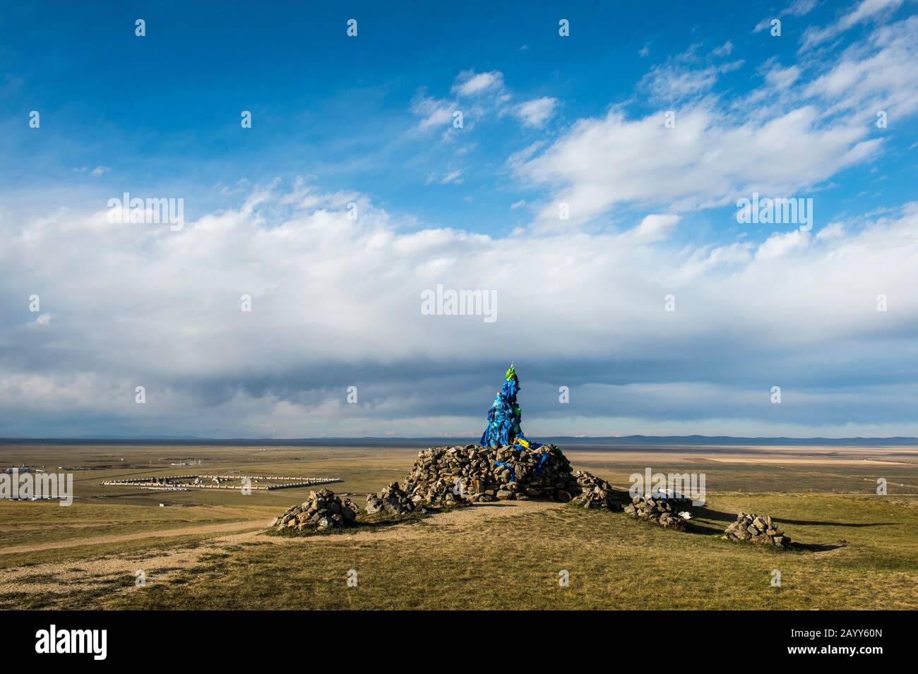 Un Ovoo (un sacro cairn trovato nelle tradizioni religiose sciamaniche mongolo) su una collina sopra il monastero di Erdene Zuu (sito patrimonio dell'umanità dell'UNESCO) a Kha Foto Stock