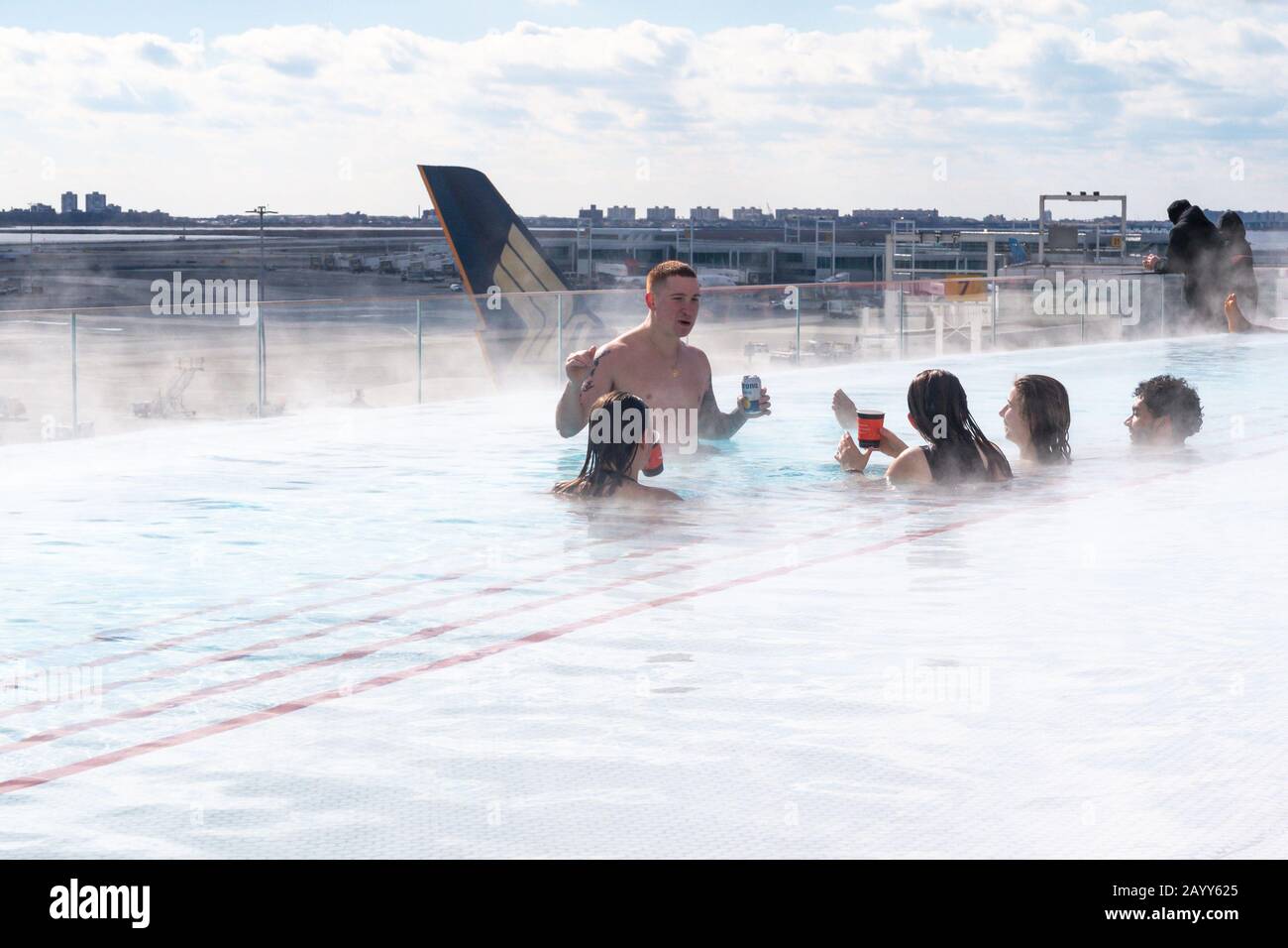 Come ospiti della struttura potrete usufruire della piscina a sfioro sul tetto del TWA Hotel all'aeroporto John F. Kennedy di New York, Stati Uniti Foto Stock