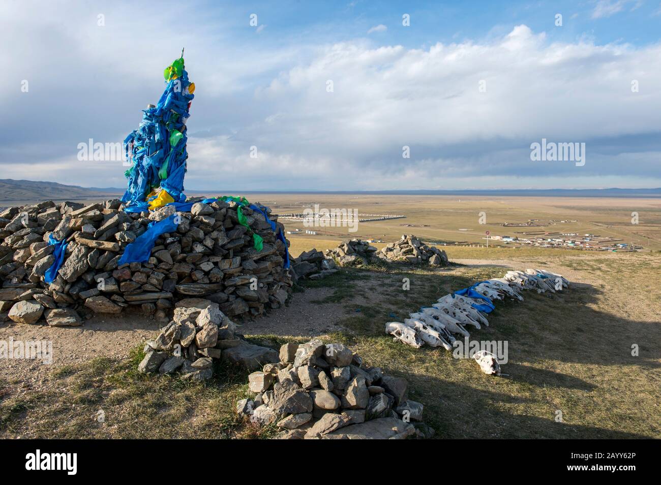 Un Ovoo (un sacro cairn trovato nelle tradizioni religiose sciamaniche mongolo) con teschi di ex cavalli da corsa su una collina sopra il monastero di Erdene Zuu (. Foto Stock