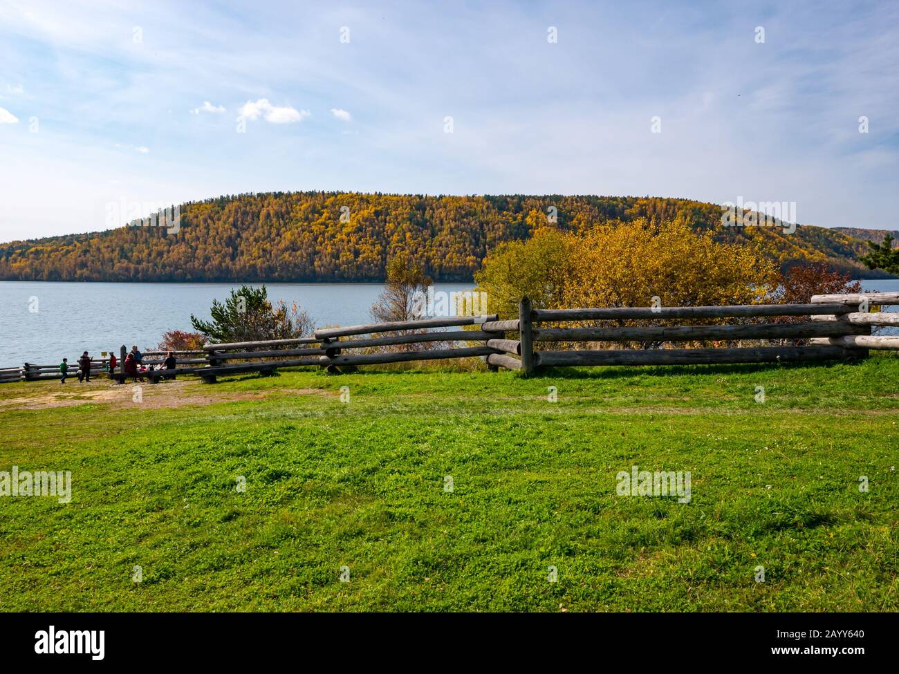 Riva Del Fiume Angara Al Museo Di Architettura Di Legno Di Taltsy, Regione Irkutsk, Siberia, Russia Foto Stock