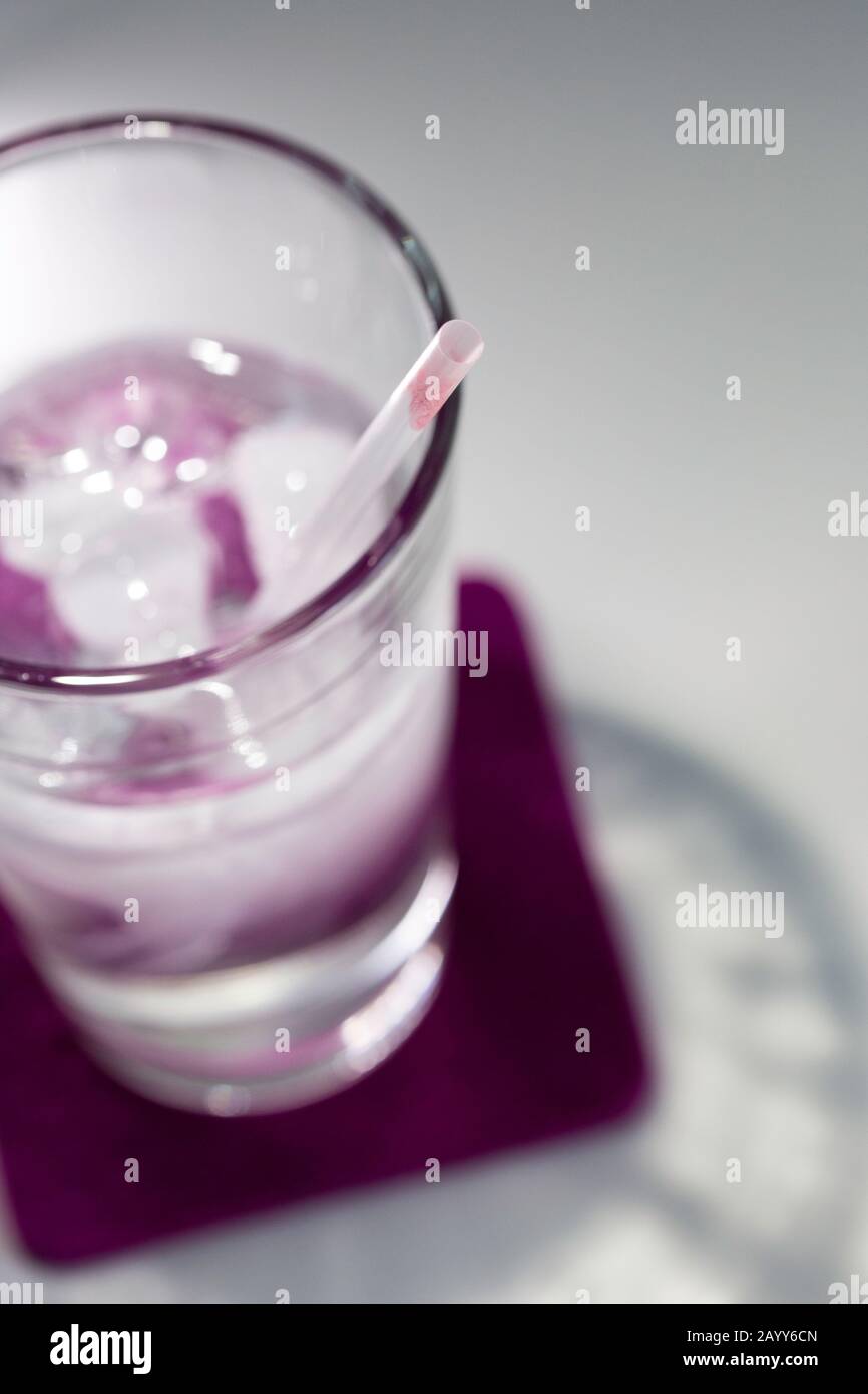 Bicchiere di acqua ghiacciata con cannuccia di plastica, USA Foto Stock