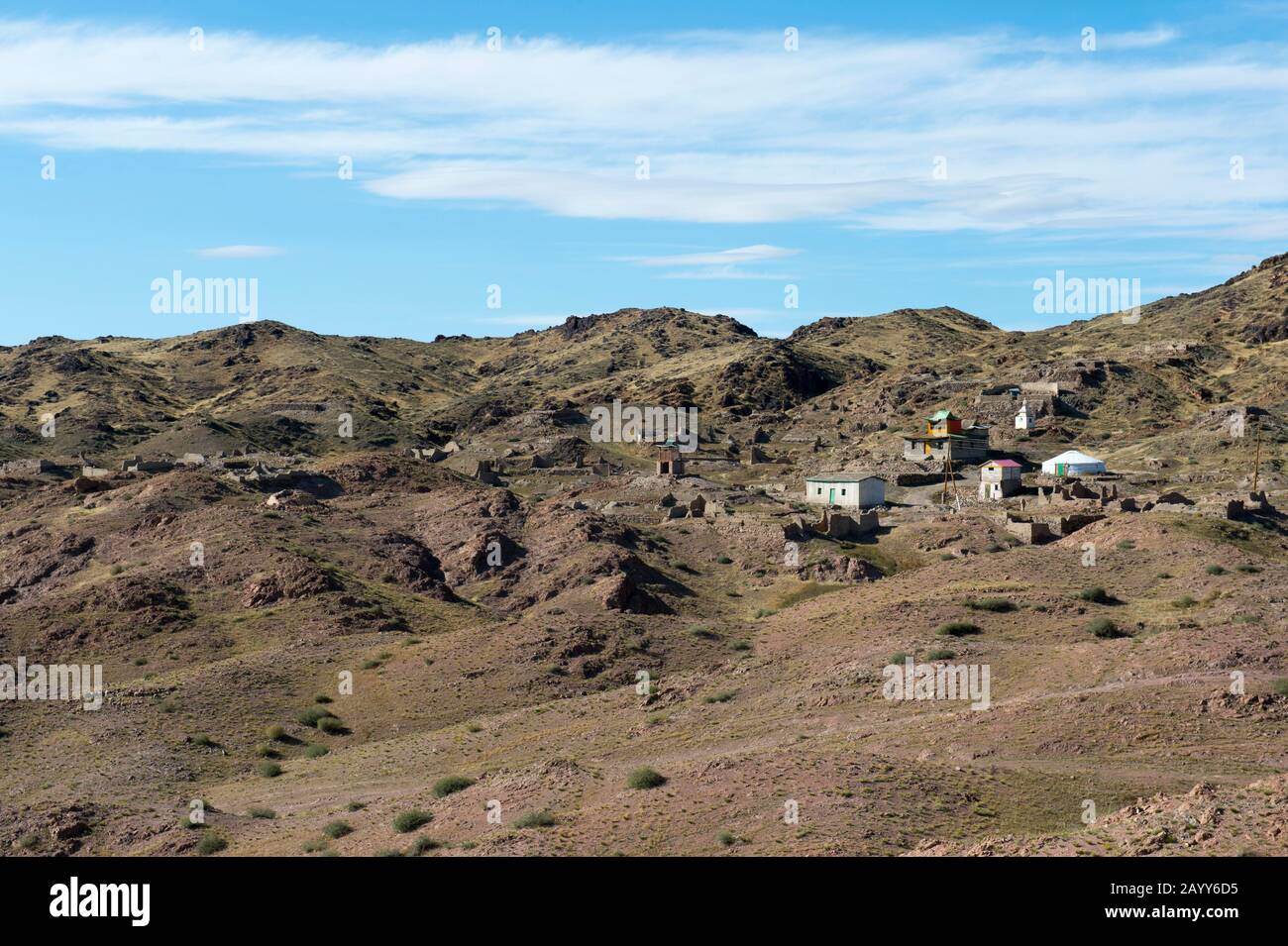 L'Ongiin Khiid era uno dei più grandi monasteri della Mongolia; fu fondata nel 1660 e consisteva di due complessi di templi a nord e a sud Foto Stock