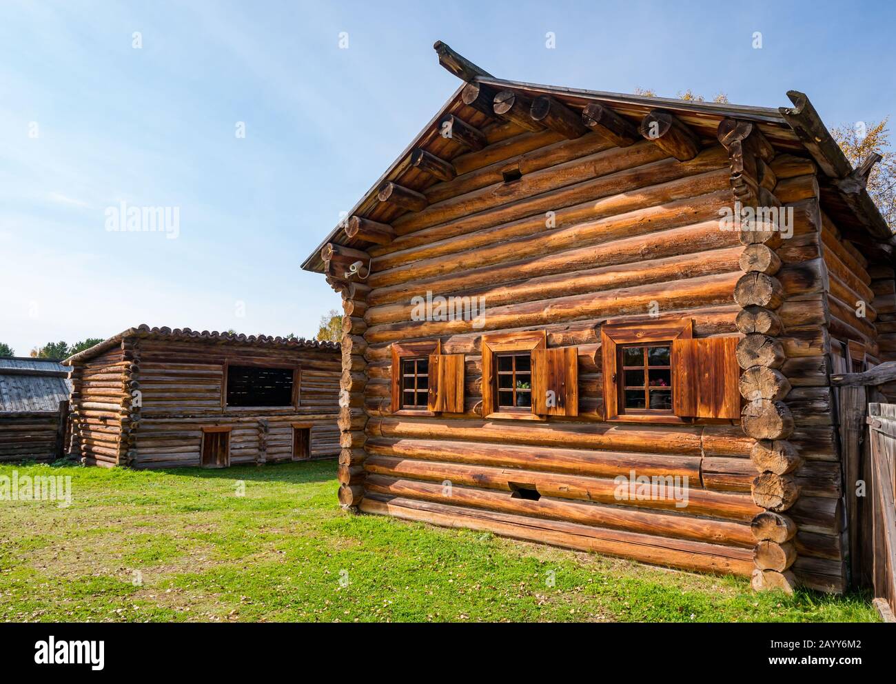 Vecchia casa in legno di stile tradizionale con persiane, Taltsy Museum of Wooden Architecture, Irkutsk Region, Siberia, Russia Foto Stock