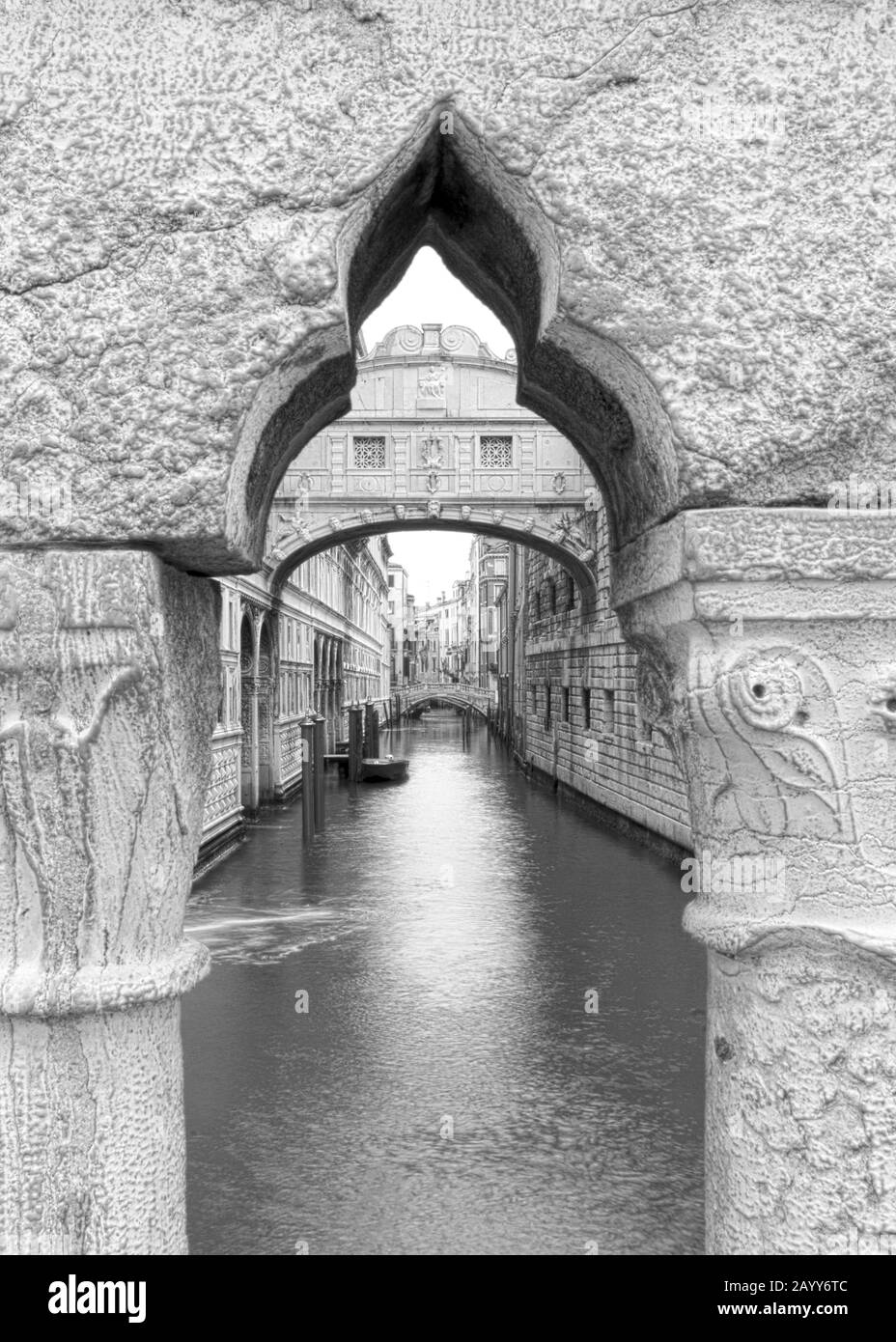 Il ponte degli sospiri che collega il Palazzo Ducale con le prigioni inviolate della Repubblica Veneta. Foto Stock