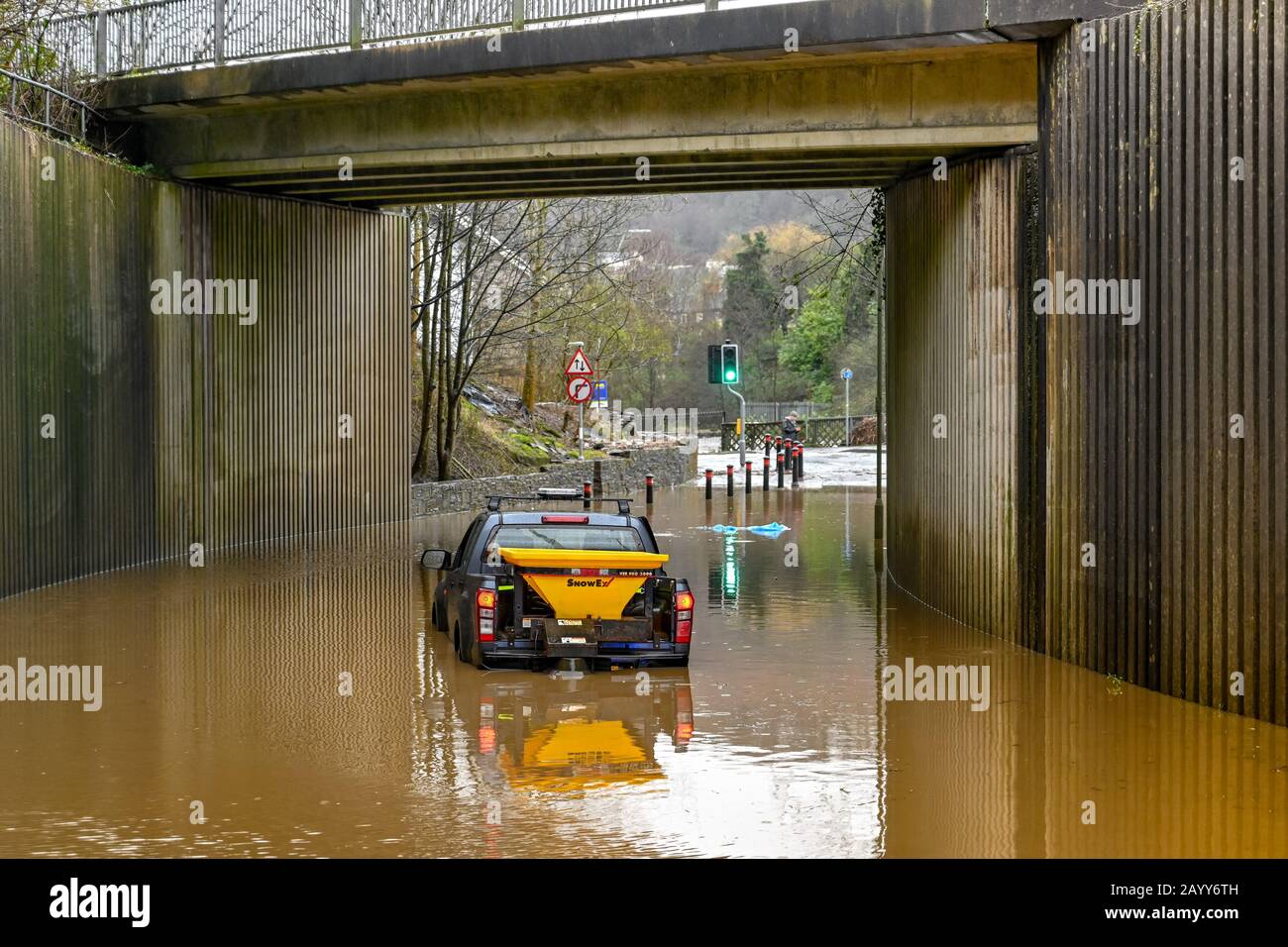 TREFOREST, GALLES - FEBBRAIO 2010: Veicolo 4x4 bloccato in acqua di giorno sotto un ponte stradale dopo che il fiume Taff ha fatto scoppiare le sue banche a Treforest, Galles Foto Stock