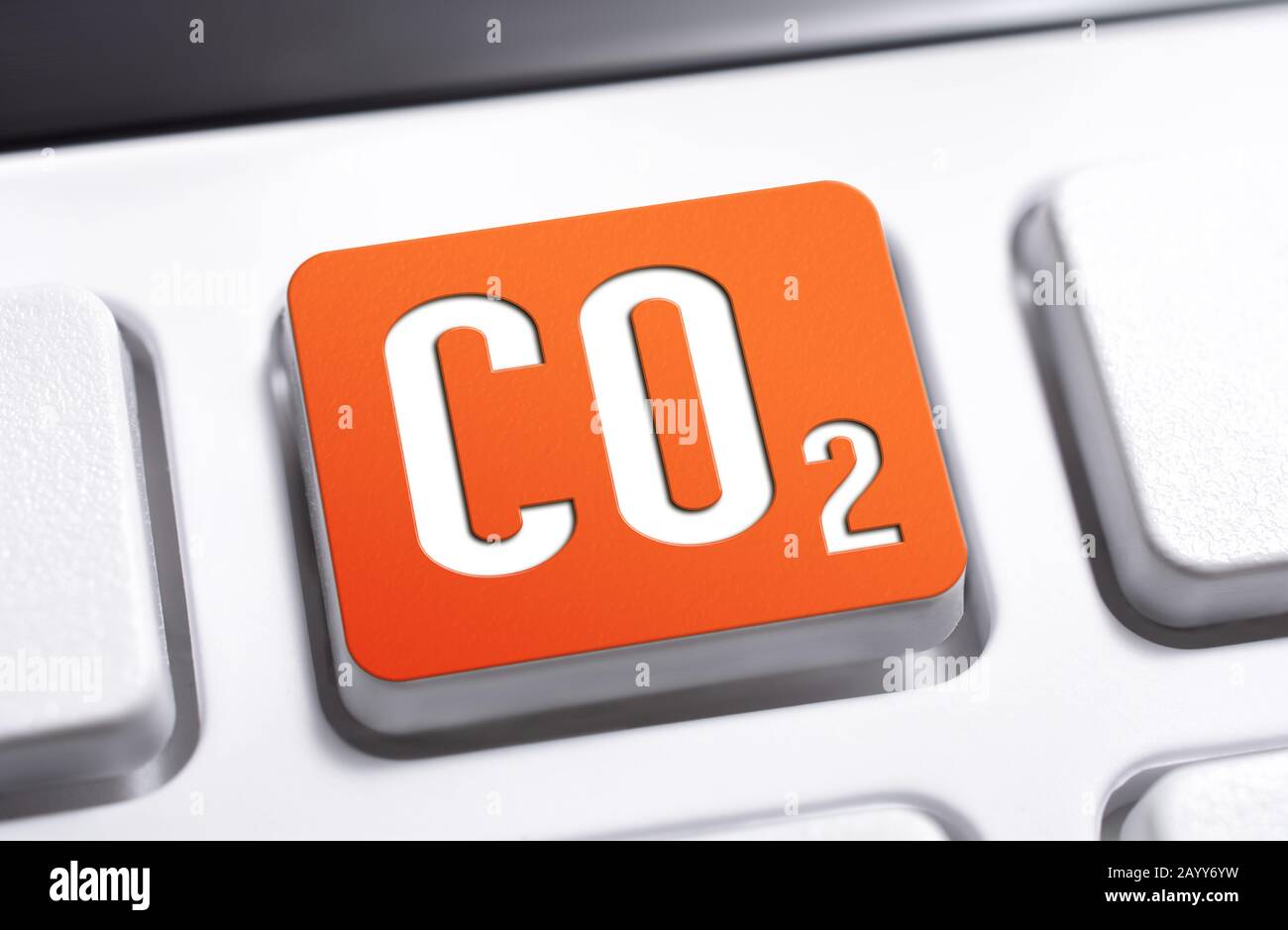 Formula chimica CO2 per l'anidride carbonica su un pulsante tastiera arancione, Avvertenza per il concetto di riscaldamento globale Foto Stock