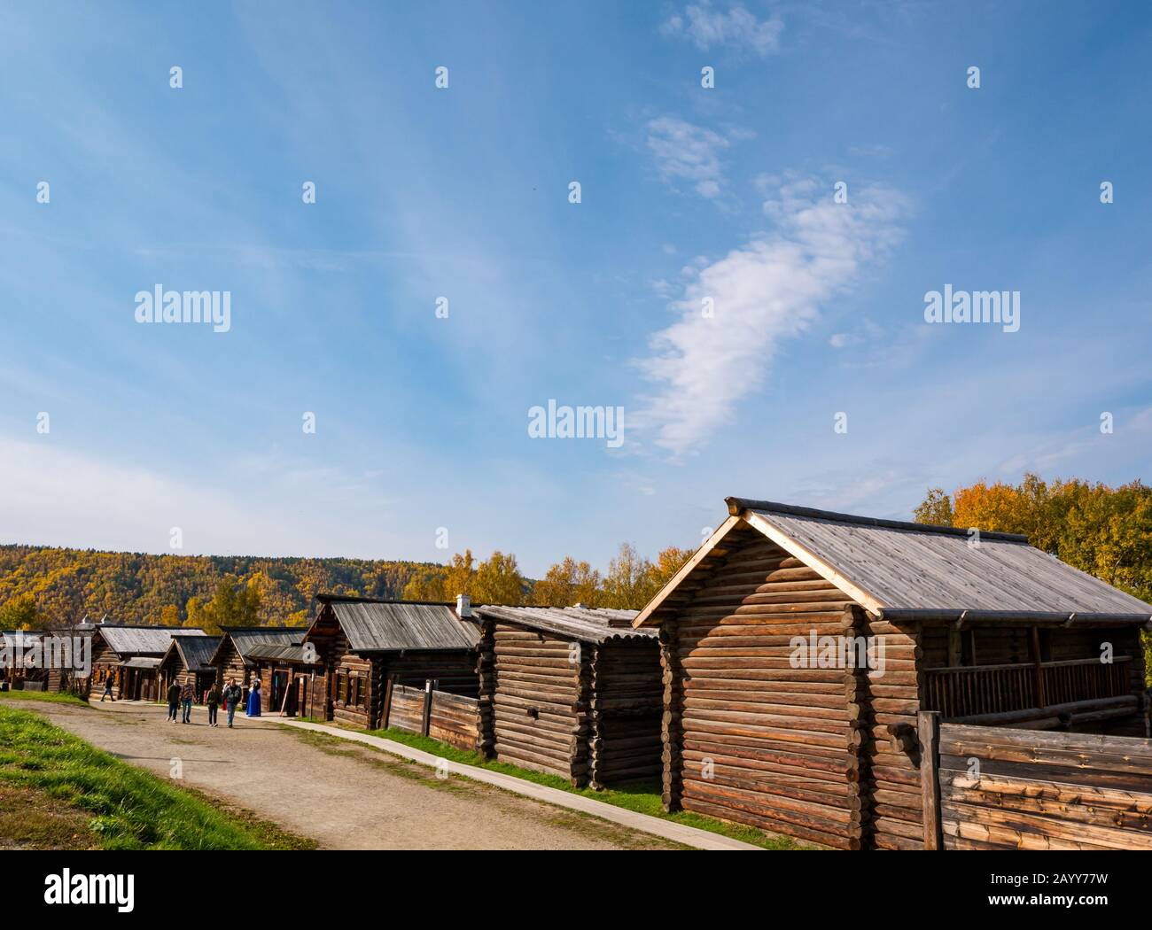 Case di tronchi o cabine in legno di stile tradizionale vecchio stile, Museo di architettura in legno di Taltsy, Regione Irkutsk, Siberia, Russia Foto Stock
