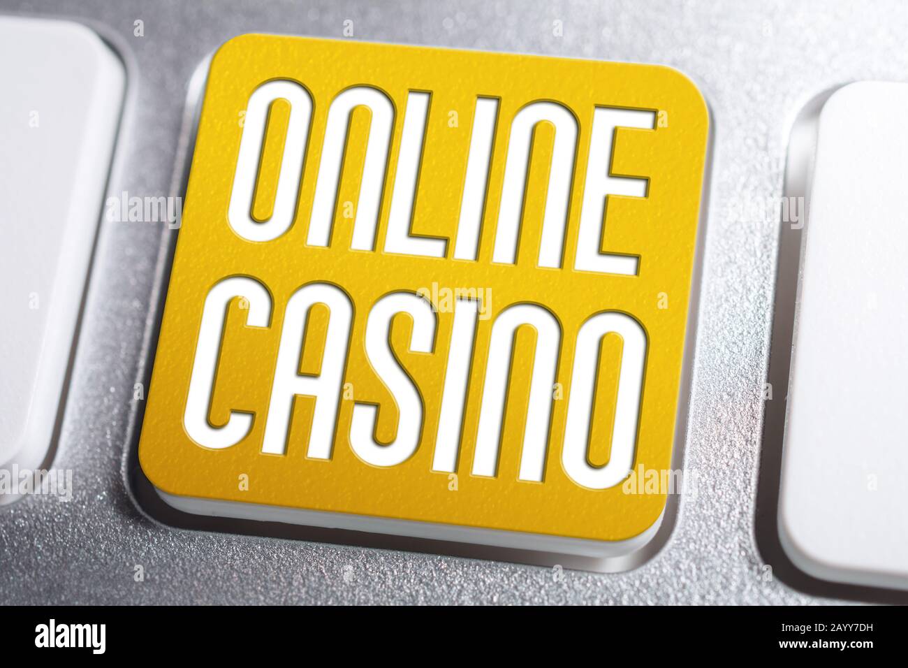 Pulsante tastiera Orange Online Casino, concetto di dipendenza da gioco Foto Stock