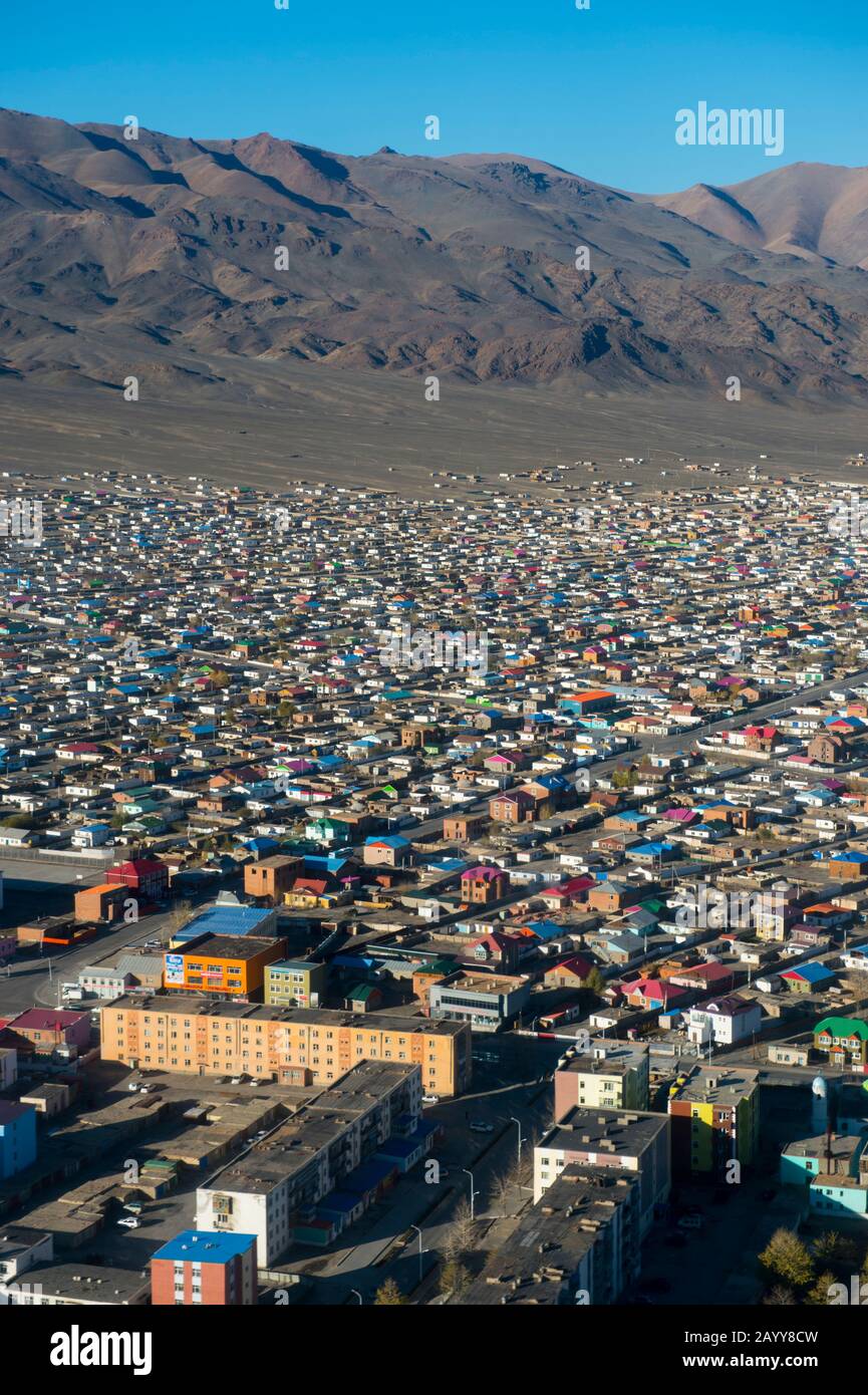 Veduta aerea di Ulgii sul volo da Ulaanbaatar a Ulgii (Ölgii) nella Mongolia occidentale. Foto Stock