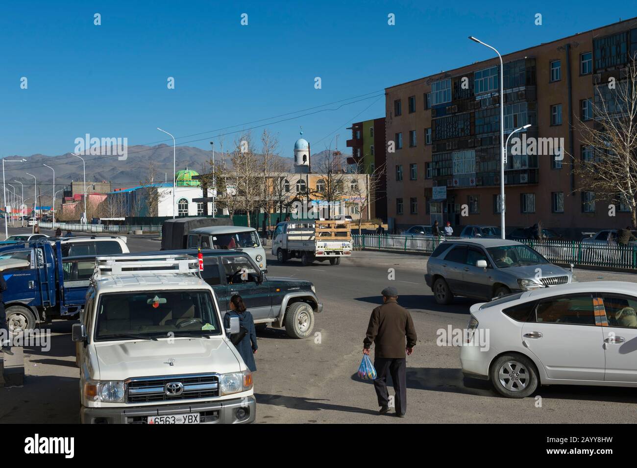 Scena di strada nel centro della città di Ulgii (Ölgii) nella provincia di Bayan-Ulgii nella Mongolia occidentale. Foto Stock