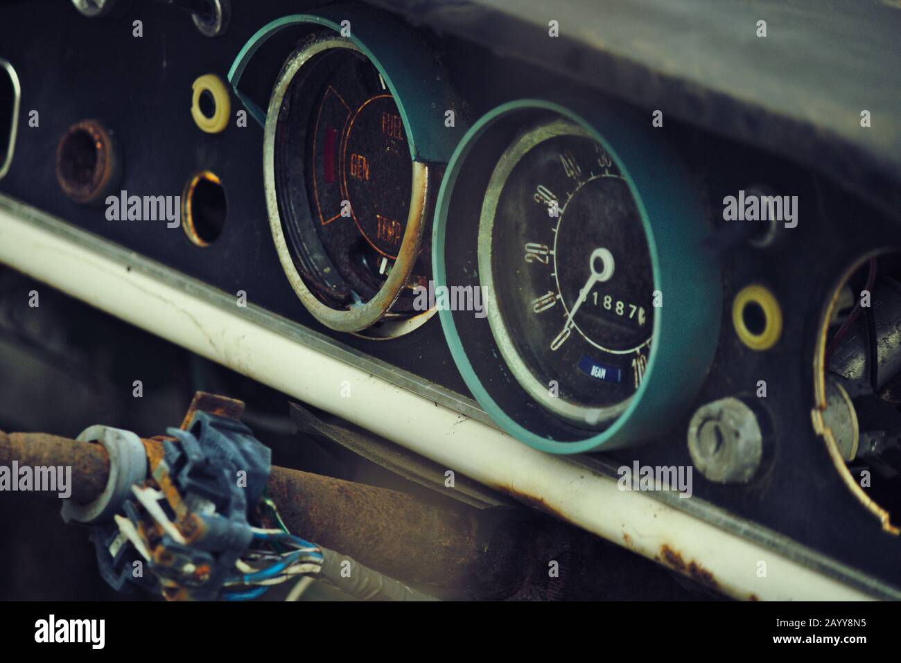 Old Car Dashboard, Auto Rovinata e rottamata, da un cantiere di scarto in Norfolk Foto Stock