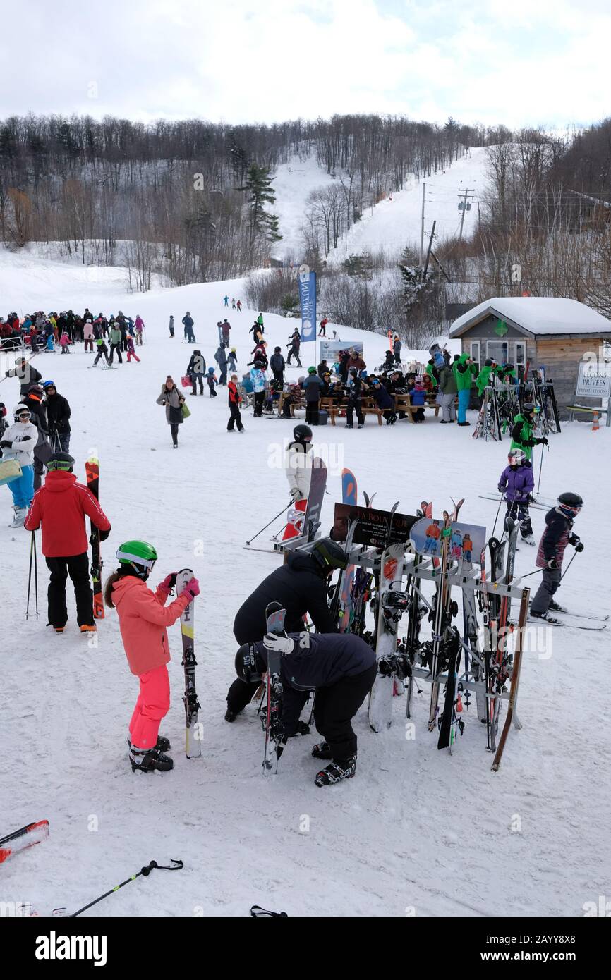 Giornata di sci in famiglia al Camp Fortune, Chelsea, Quebec, Canada. Foto Stock