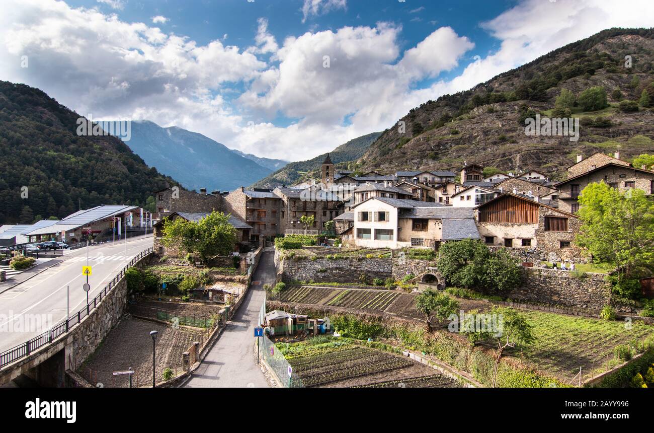 Ordino, Andorra - 3rd giugno 2017: Vista panoramica di una piccola città di Ordino, capitale della parrocchia di Ordino. Ha viste spettacolari dalla sua somma Foto Stock