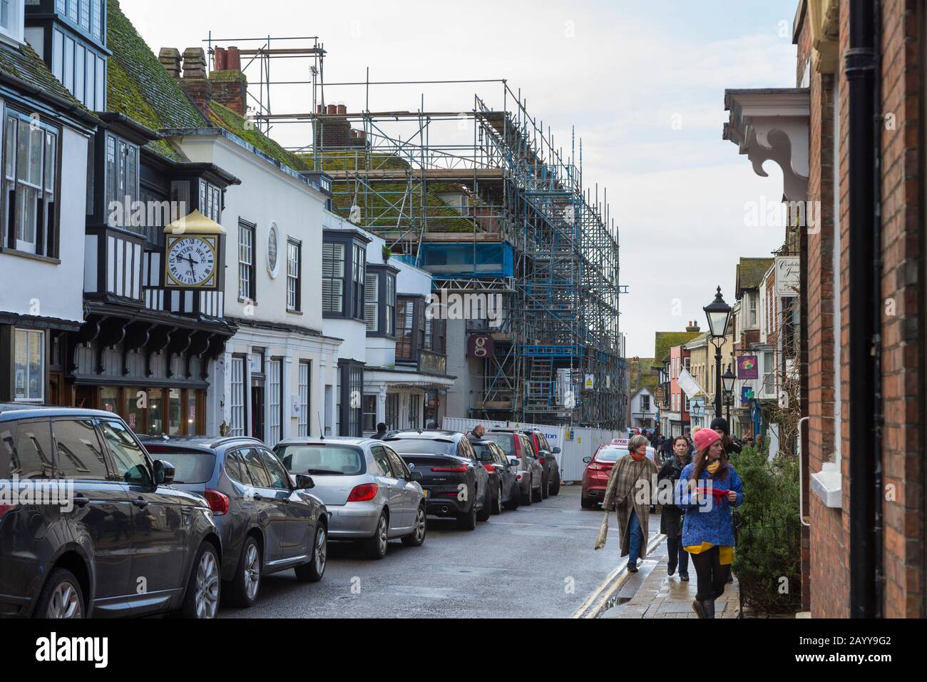 L'hotel george è coperto da impalcature sotto riparazioni dovute a danni da incendio, segale, East sussex, regno unito Foto Stock