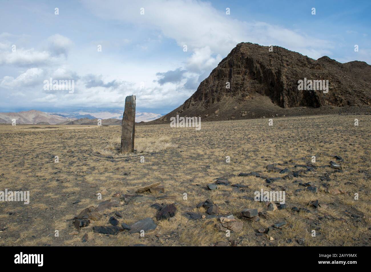 Una tomba di pietra del periodo turco nella Valle del fiume Hatuugeen nelle montagne Altai nella provincia di Bayan-Ulgii nella Mongolia occidentale. Foto Stock