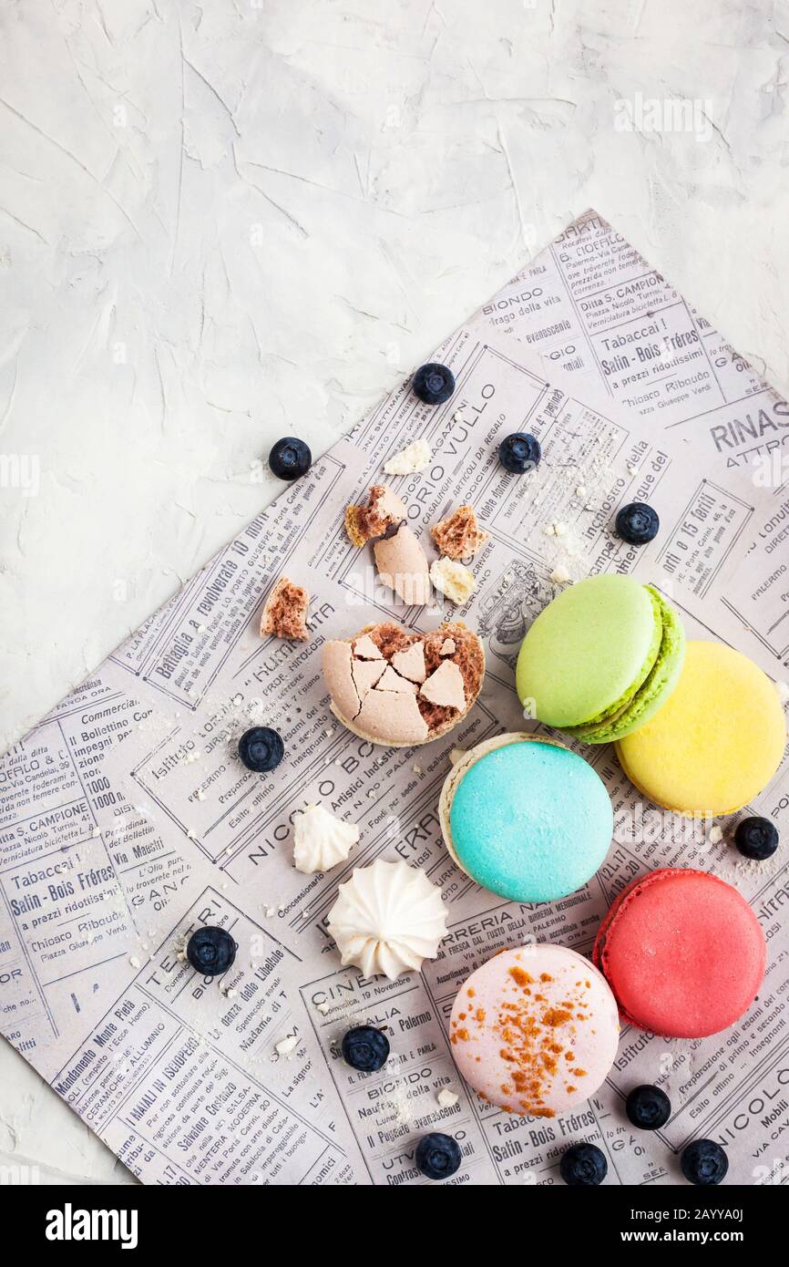 Macaron colorati su sfondo grigio, vista dall'alto, spazio di copia Foto Stock