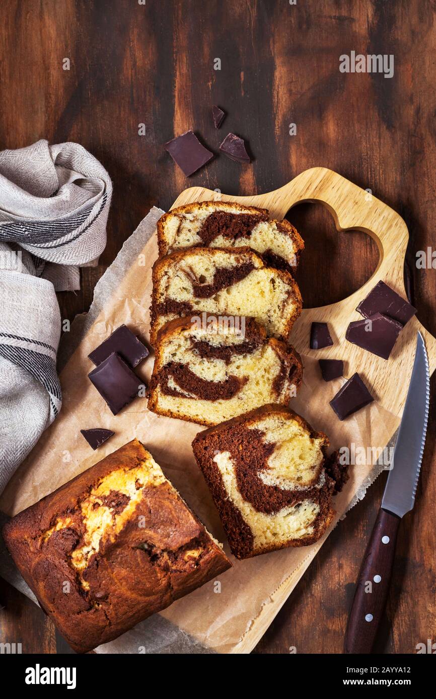 Deliziosa torta fatta in casa di marmo su sfondo di legno, vista dall'alto Foto Stock