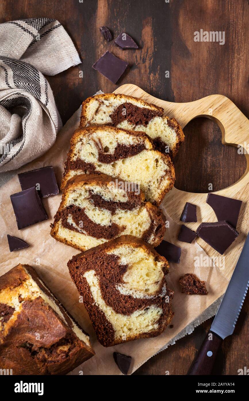 Deliziosa torta fatta in casa di marmo su sfondo di legno, vista dall'alto Foto Stock
