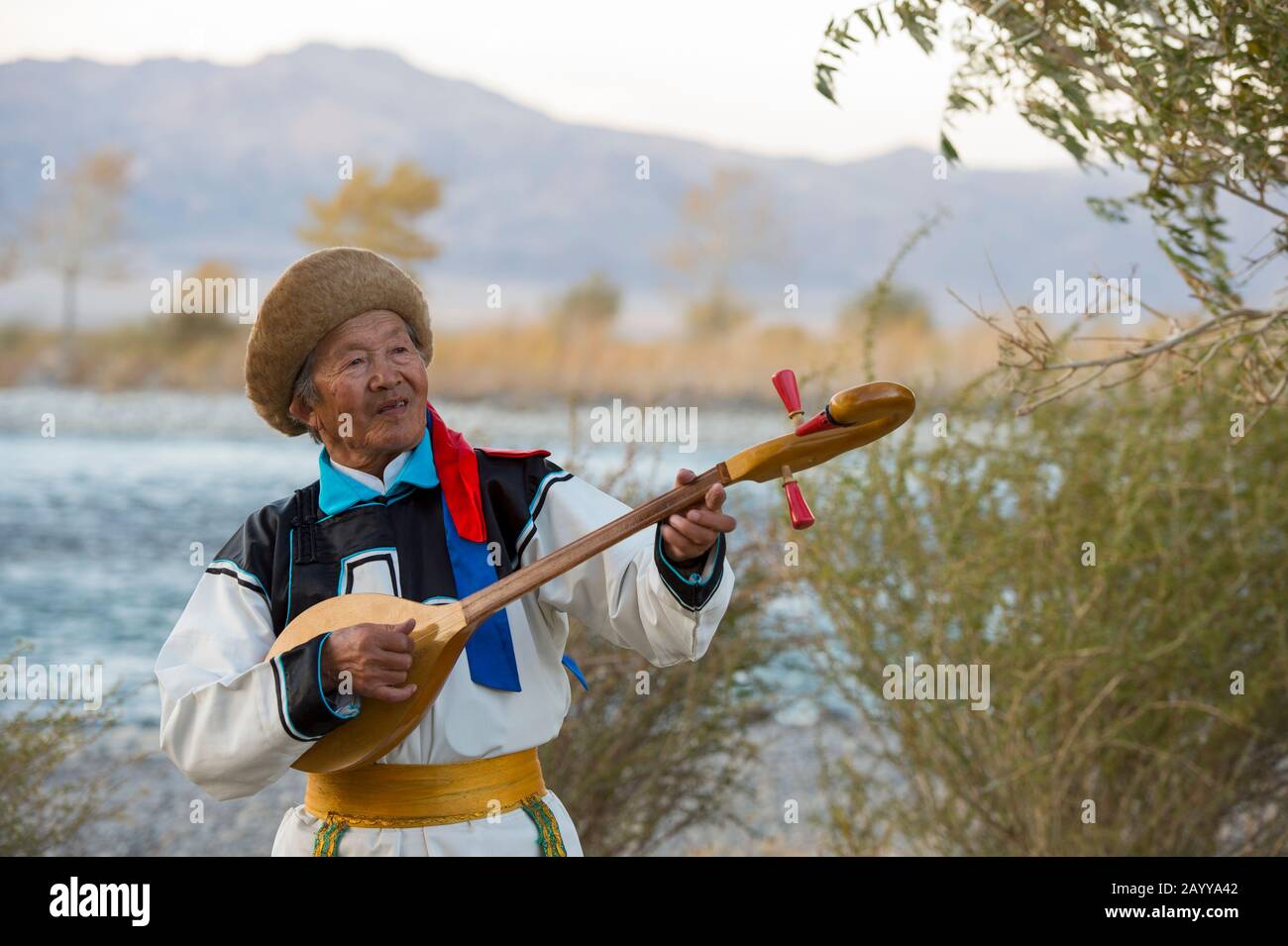 Samjid (80 anni) della minoranza etnica della tribù Uriankhai (Uriyangkhai, Urianhai, o Uryangkhai) sta eseguendo canzoni tradizionali con Foto Stock