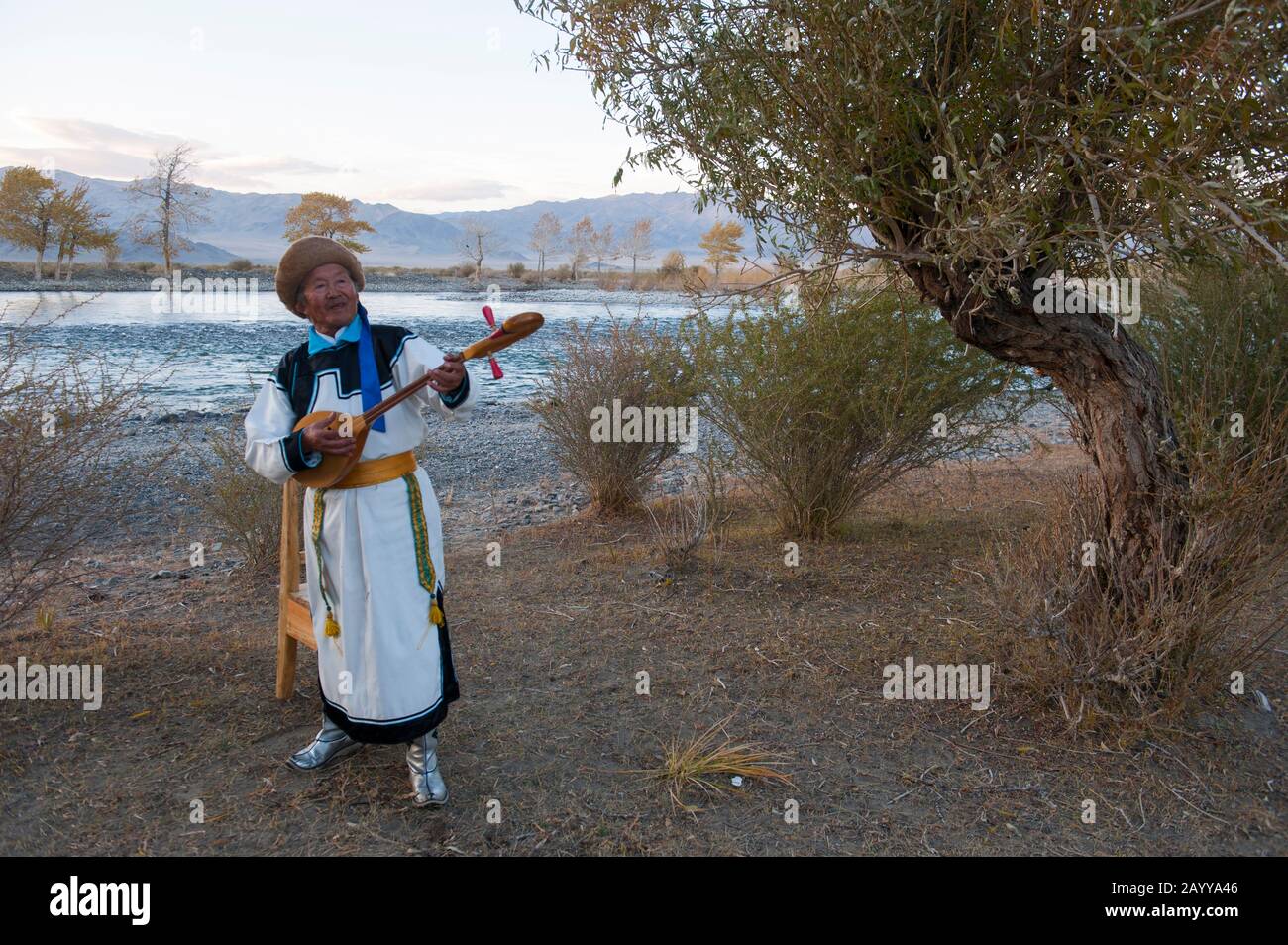 Samjid (80 anni) della minoranza etnica della tribù Uriankhai (Uriyangkhai, Urianhai, o Uryangkhai) sta eseguendo canzoni tradizionali con Foto Stock
