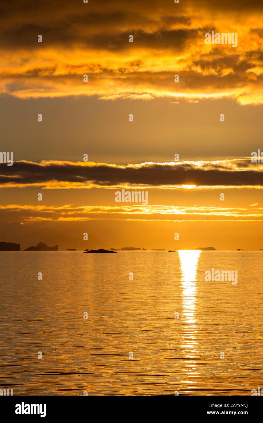 Scenario antartico al largo del Palmer Ackipitar sulla penisola antartica al tramonto. Foto Stock