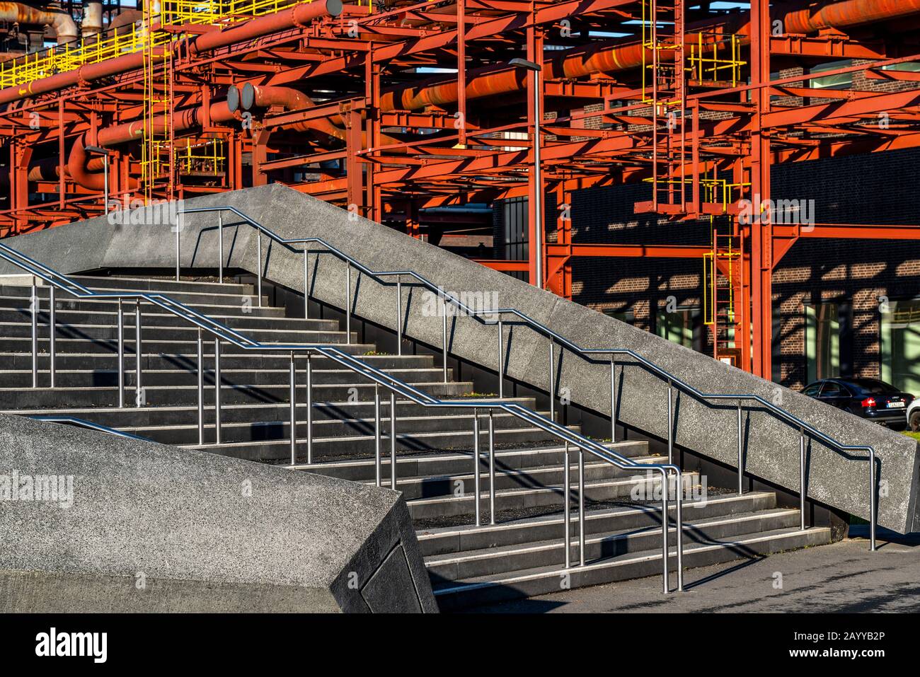 Patrimonio dell'umanità Zollverein Colliery, Zollverein Coking Pianta, ponti tubo, scala per il parco sul parcheggio multi-piano, Essen, Germania Foto Stock