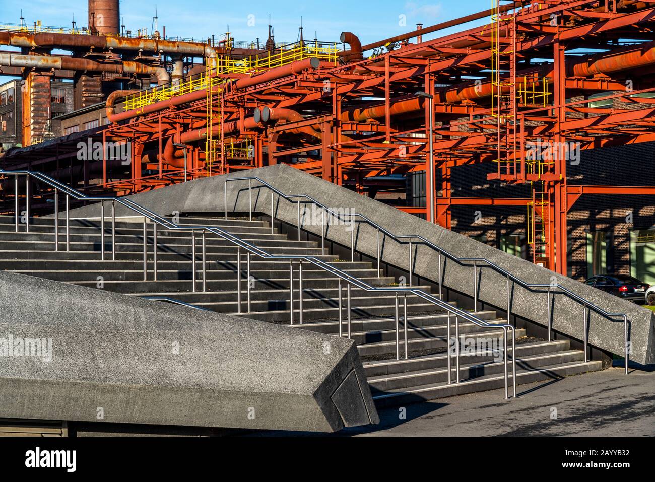 Patrimonio dell'umanità Zollverein Colliery, Zollverein Coking Pianta, ponti tubo, scala per il parco sul parcheggio multi-piano, Essen, Germania Foto Stock