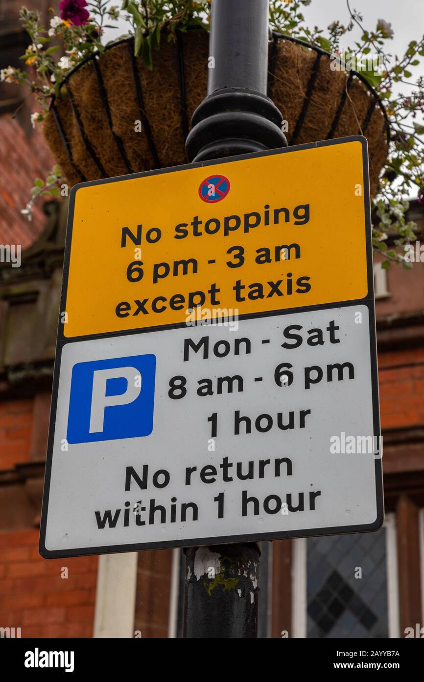 segnali stradali indicanti le restrizioni di parcheggio lytham st annes fylde giugno 2019 Foto Stock