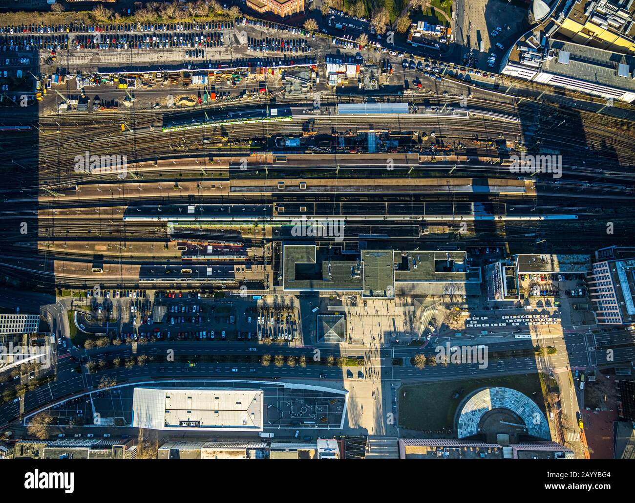 Vista aerea, stazione centrale di Dortmund con piste, parcheggi e edifici della stazione, Dortmund, zona della Ruhr, Renania Settentrionale-Vestfalia, Germania, DE, Europ Foto Stock