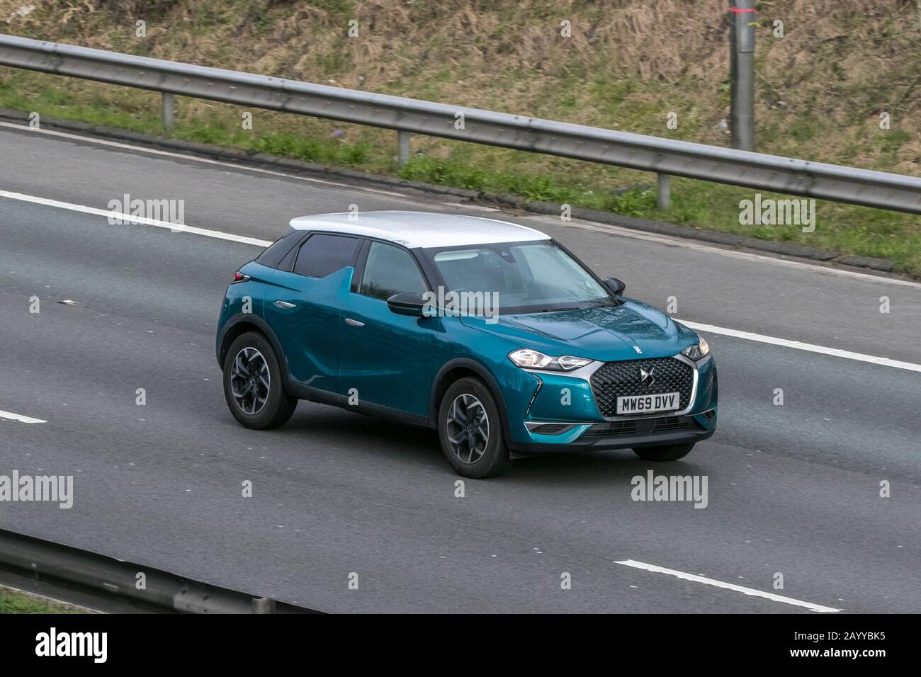 DS citroen DS3 Crossback Blue Car benzina movimento veicolo in auto sulla M6 autostrada vicino Preston in Lancashire Foto Stock