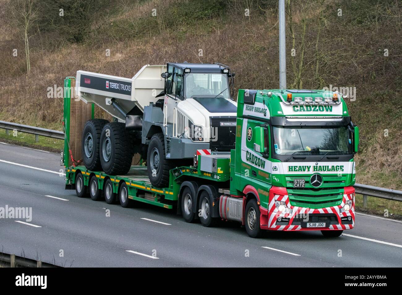 CADZOW Haulage consegna camion, HGV camion, trasporto, camion, cargo carrier, Mercedes Benz veicolo, settore dei trasporti, M61 a Manchester, Regno Unito Foto Stock