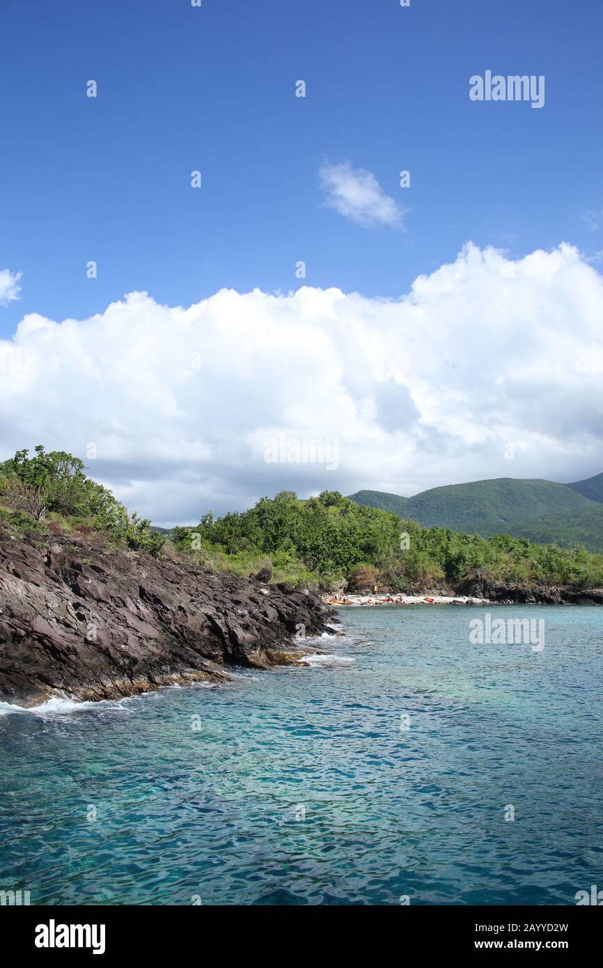 Verdi montagne sulla costa, basse Terre, Guadalupa, Caraibi francesi. Foto Stock