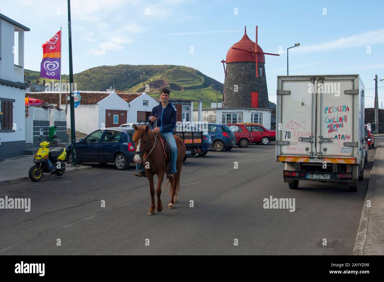 Una scena di strada con un uomo locale a cavallo a Praia sull'isola Graciosa nelle Azzorre, Portogallo. Foto Stock