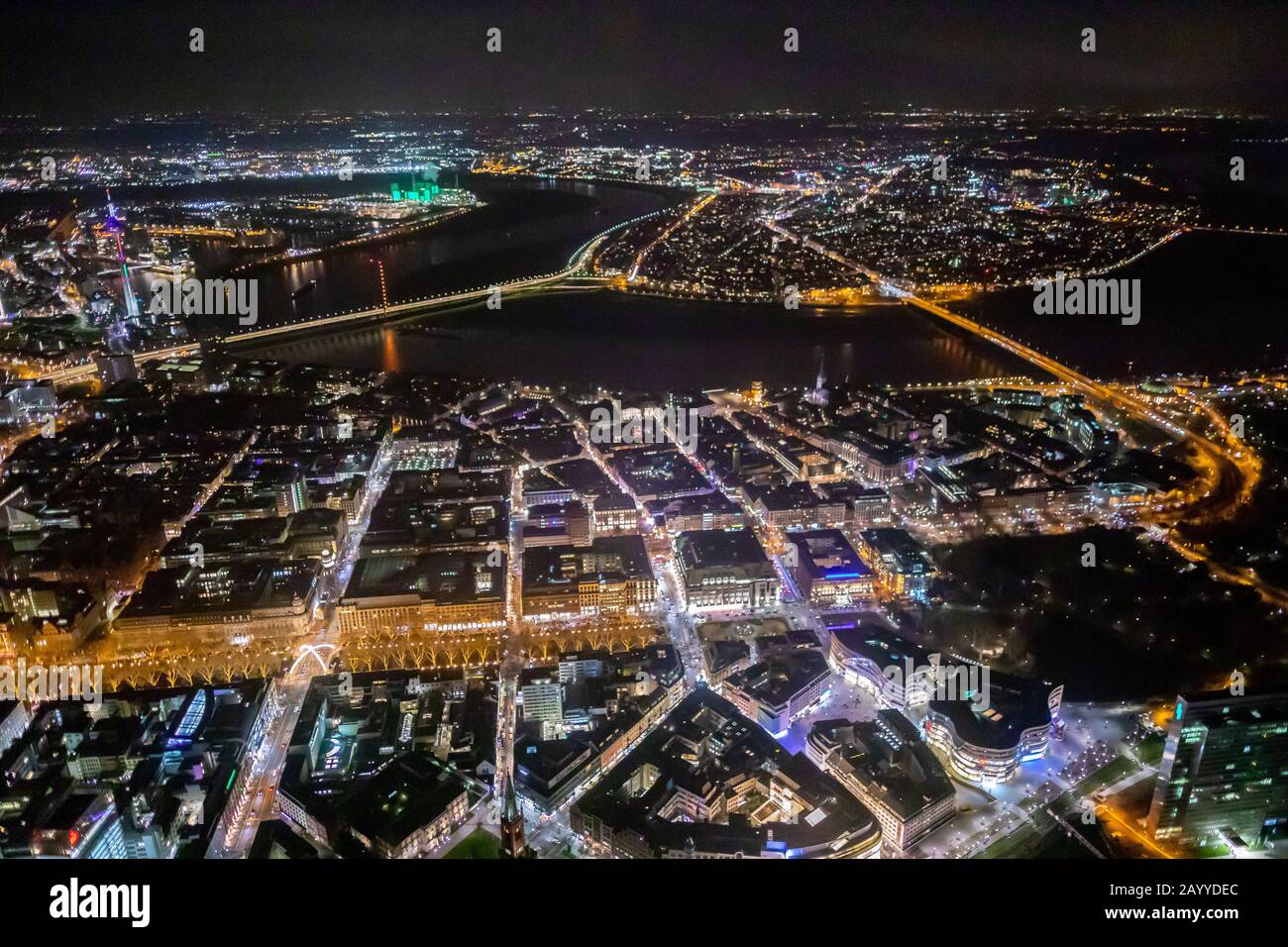 Foto aerea, città vecchia di Düsseldorf sul Reno, foto notturna, distretto 01, Düsseldorf, Renania, Renania Settentrionale-Vestfalia, Germania, Unione europea, Europa, Foto Stock